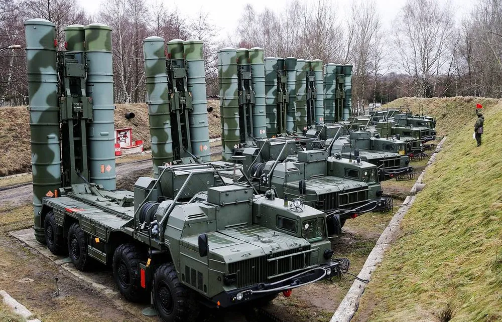 Hệ thống phòng không S-400 của Nga. Ảnh: Vitaliy Nevar/TASS Ukraine đã có thể tấn công sâu vào đất Nga vì hệ thống phòng không Nga bị kéo căng
