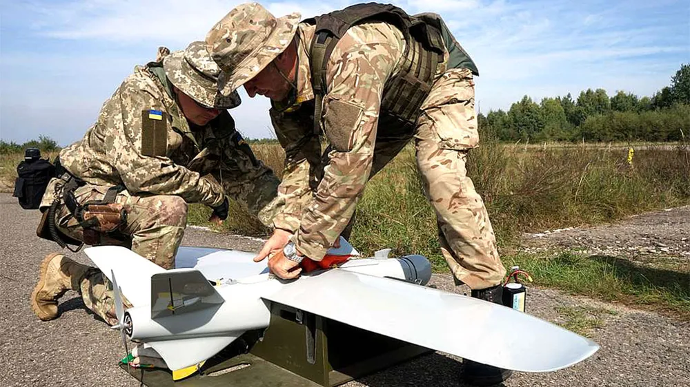 Binh sĩ Ukraine chuẩn bị máy bay không người lái (UAV). Ảnh: U.S. Army National Guard Ukraine đã có thể tấn công sâu vào đất Nga vì hệ thống phòng không Nga bị kéo căng