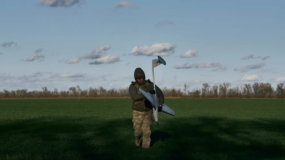 Người vận hành mang UAV Punisher do công ty UA Dynamics của Ukraine sản xuất trong một cuộc thử nghiệm tại tỉnh Kiev ngày 11-8-2023. Ảnh: Sergei Supinsky/AFP/GETTY IMAGES) 3 mục đích chính của Ukraine khi tấn công sâu hàng trăm km vào lãnh thổ Nga