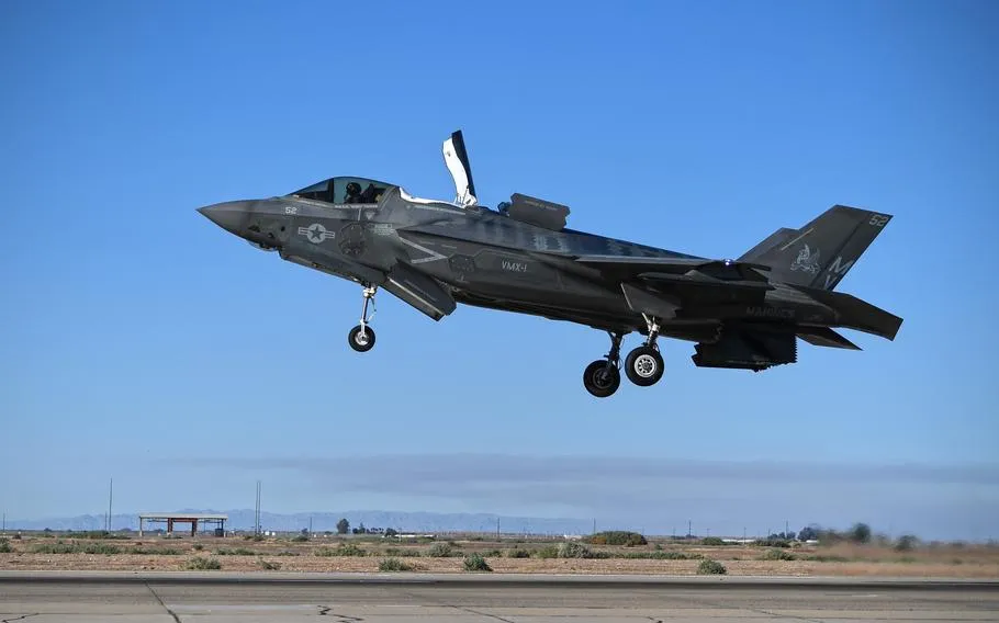 Tiêm kích F-35B Lightning II hạ cánh tại căn cứ không quân-hải quân El Centro (bang California, Mỹ) tháng 2-2021. Ảnh: Drew Verbis/U.S. NAVY Vì hệ thống S-400, Ấn Độ khó xử: Chọn Su-57 của Nga hay F-35 của Mỹ?