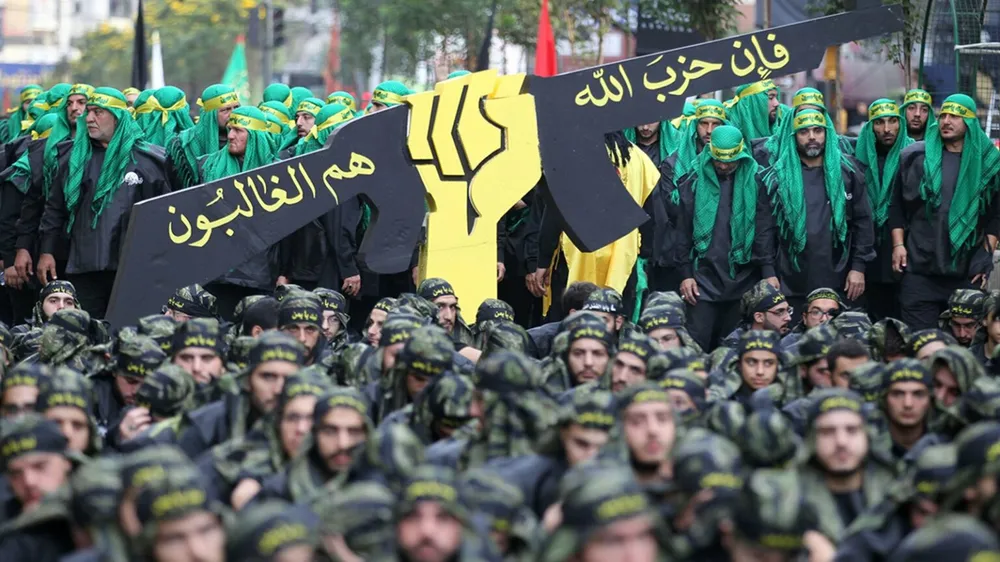 Nhóm vũ trang Hezbollah. Ảnh: Anwar Amro/AFP Hezbollah bất ngờ tiết lộ đường hầm chứa vũ khí khi xung đột với Israel dâng cao