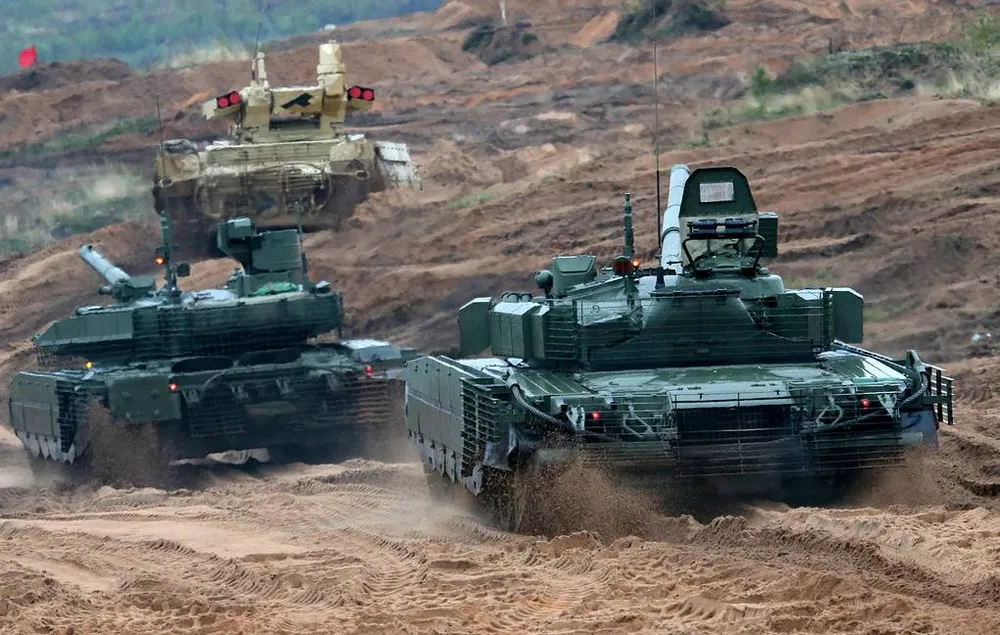 Xe tăng chiến đấu chủ lực T-90M (trái) của Nga. Ảnh: Anton Novoderezhkin/TASS Xe chiến đấu bộ binh Bradley cũ của Mỹ trở thành 'huyền thoại' tại Ukraine