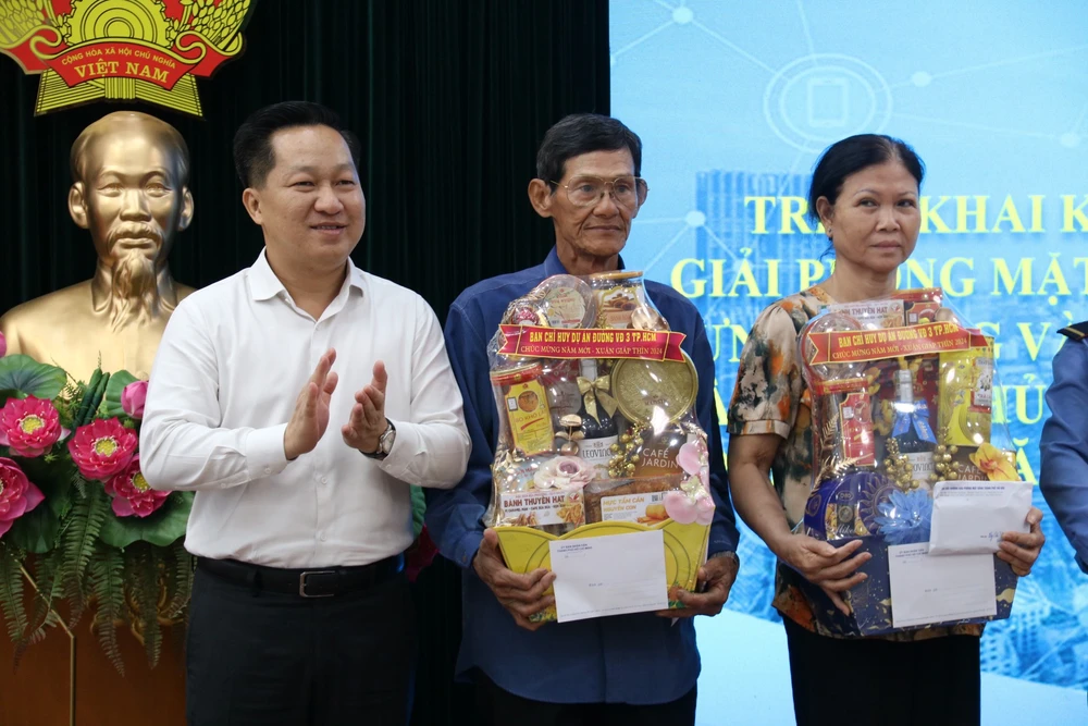 TP Thủ Đức và các đơn vị liên quan tặng quà cho các hộ dân bị thu hồi đất trong dự án vành đai 3. vanh-dai-2-3.jpg