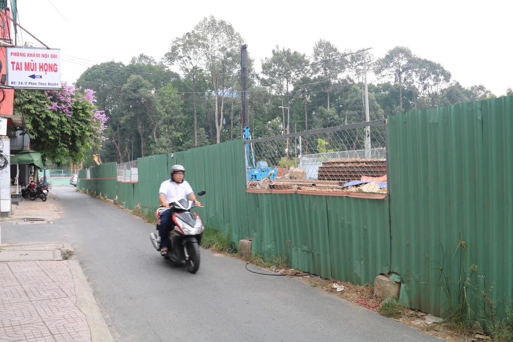 Từ ngày 25-2, đơn vị thi công sẽ mở rộng rào chắn thi công hiện hữu trên đường Phan Thúc Duyện (bên phía đường Thăng Long) ra đường Trần Quốc Hoàn. cau-vuot-tam-4.jpg