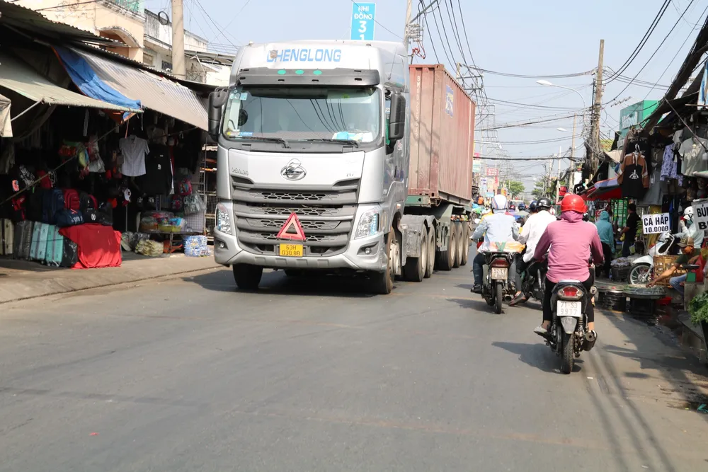 Đường Phan Văn Hớn hiện hữu có nhiều trường học, chợ dân sinh tọa lạc,...song đường có nhiều xe container, xe tải lưu thông, tiềm ẩn nhiều nguy hiểm. mo-rong-16.jpg