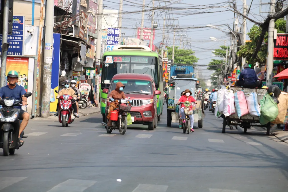 Tương tự, đường Phan Văn Hớn cũng thường xuyên quá tải. mo-rong-18.jpg