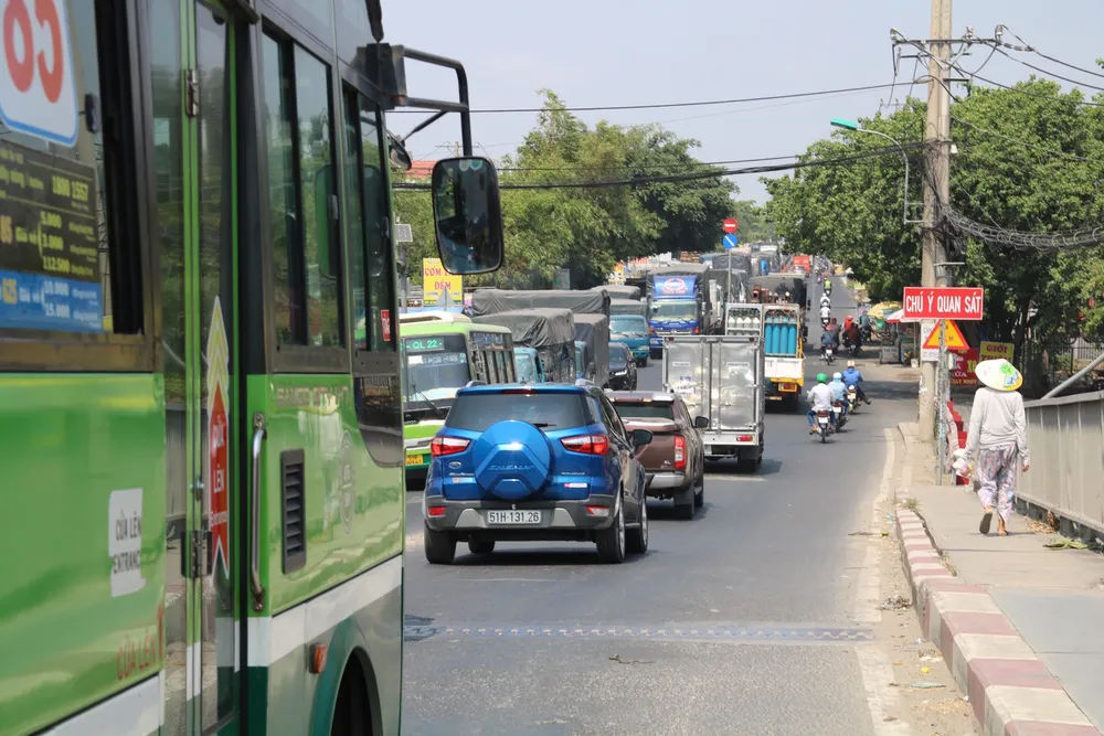 Hàng dài phương tiện xếp hàng trên đường Nguyễn Văn Bứa (huyện Hóc Môn). mở rộng