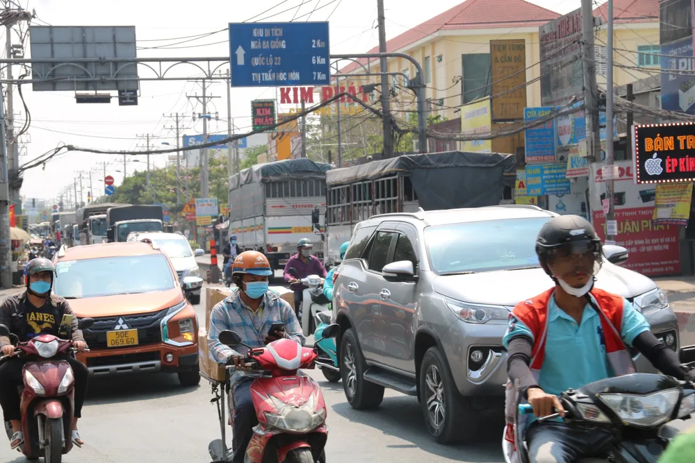 Đường Nguyễn Văn Bứa có mật độ phương tiện lưu thông cao. mo-rong-6.jpg