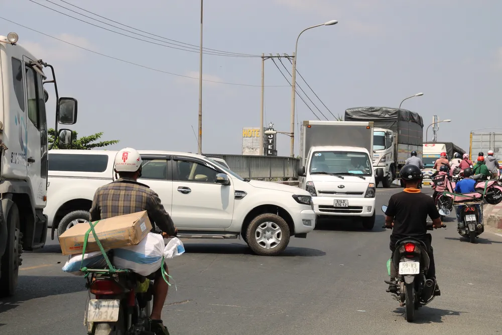 Các phương tiện thường xuyên xảy ra xung đột, đối đầu tại Cầu Lớn. mo-rong-8.jpg