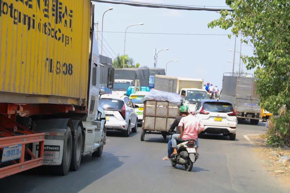 Giao thông xung đột tại khu vực Cầu Lớn, đường Nguyễn Văn Bứa. mo-rong.jpg