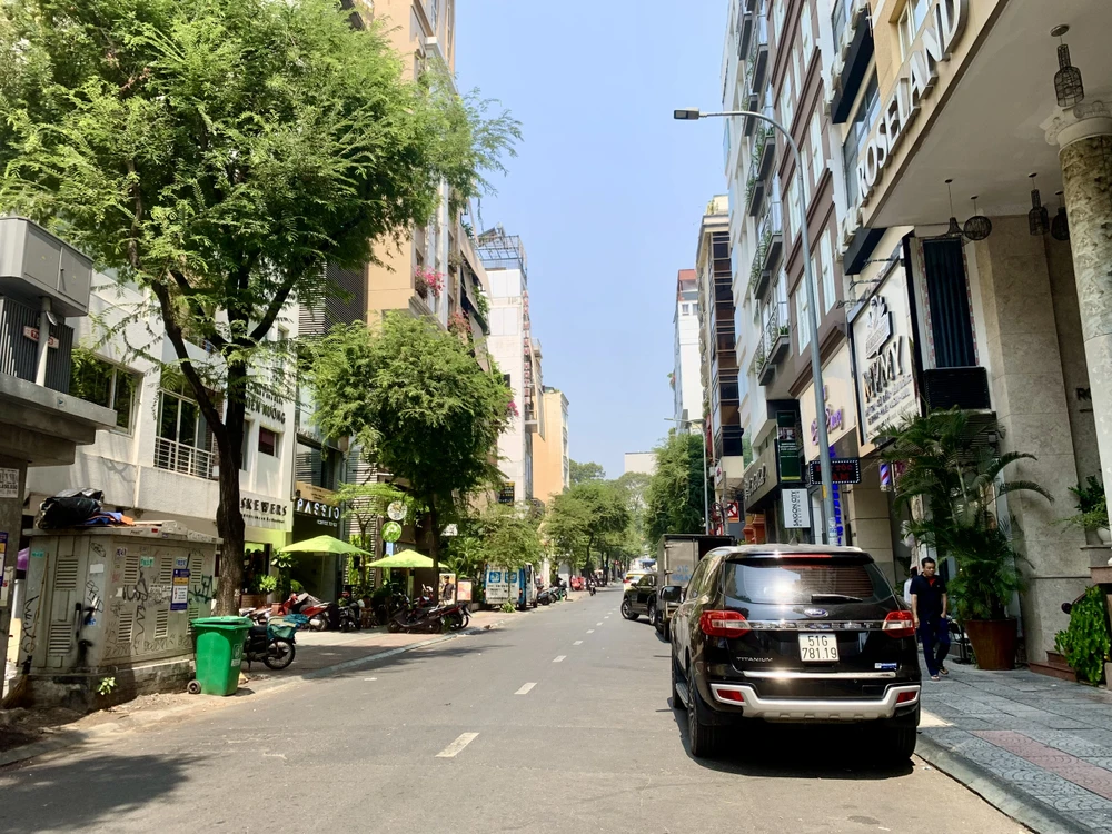 Đường Thái Văn Lung chỉ dài khoảng 2 km nhưng có hàng trăm hàng quán kinh doanh, đa dạng các loại dịch vụ. duong-Thai-Van-Lung-21.jpg