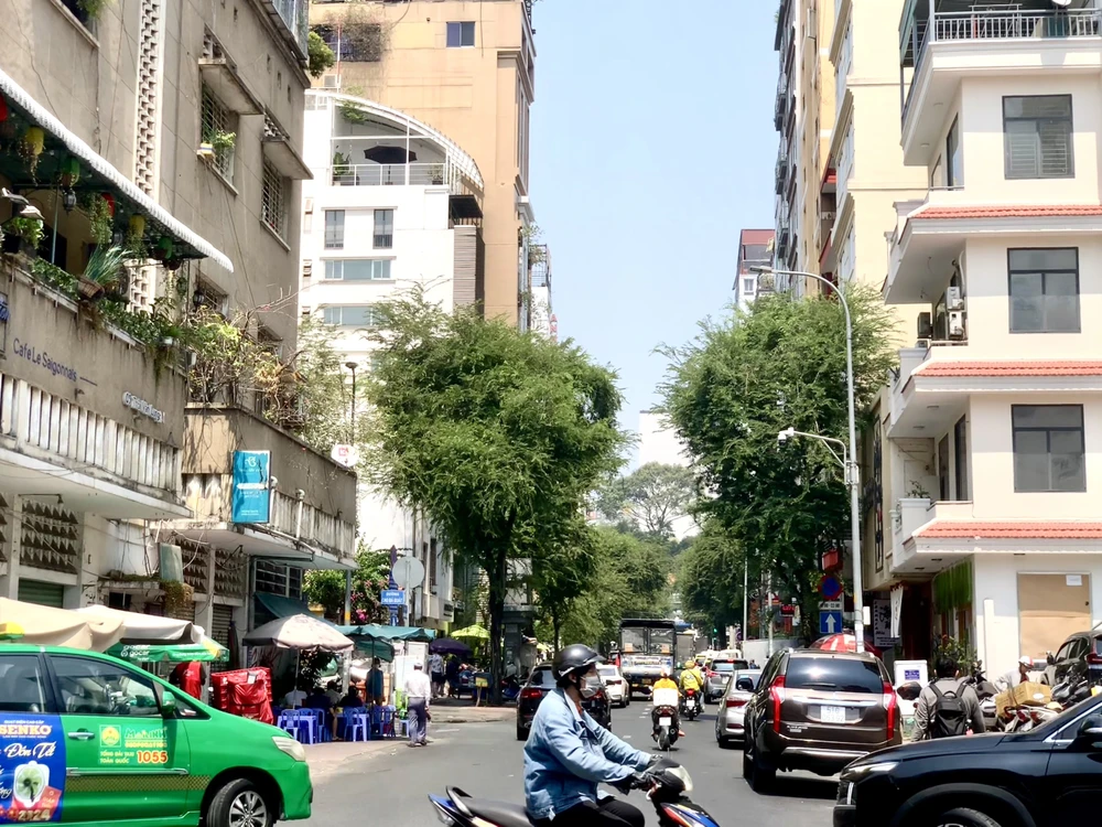 Đường Thái Văn Lung thu hút đông đảo du khách trong nước và quốc tế. duong-Thai-Van-Lung-3.jpg