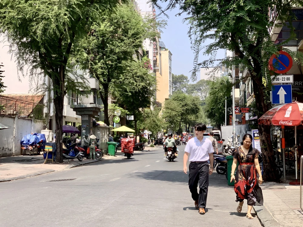 Vỉa hè bị lấn chiếm, người đi bộ phải đi xuống lòng đường. duong-Thai-Van-Lung.jpg
