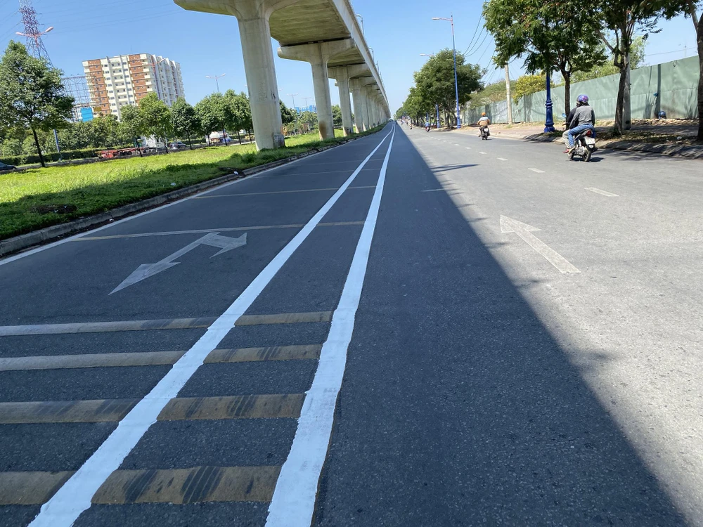 Một số đoạn đường khác đã được kẻ vạch, chuẩn bị lắp đặt dải phân cách. lap-dat-dai-phan-cach-1.jpg