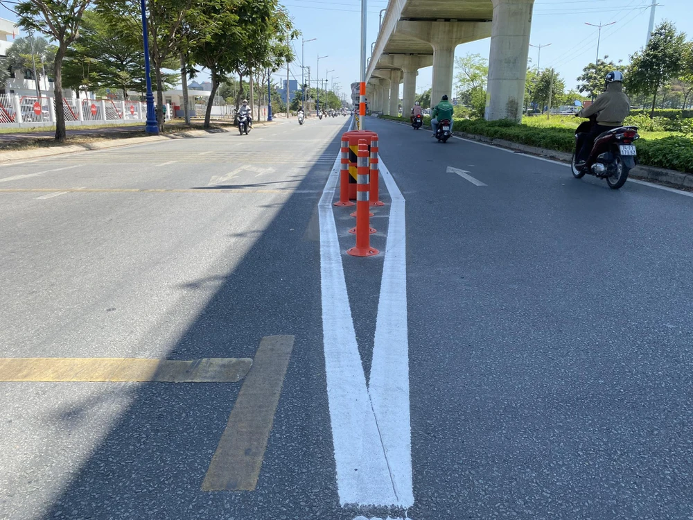 Khu vực này cũng được đơn vị quản lý bố trí thêm cọc nhựa. lap-dat-dai-phan-cach-2.jpg