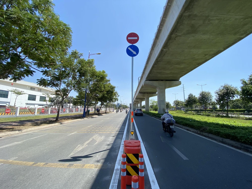 Việc lắp đặt dải phân cách nhằm đảm bảo an toàn cho các phương tiện lưu thông sau khi xảy ra vụ tai nạn làm 2 người tử vong. lap-dat-dai-phan-cach-4.jpg