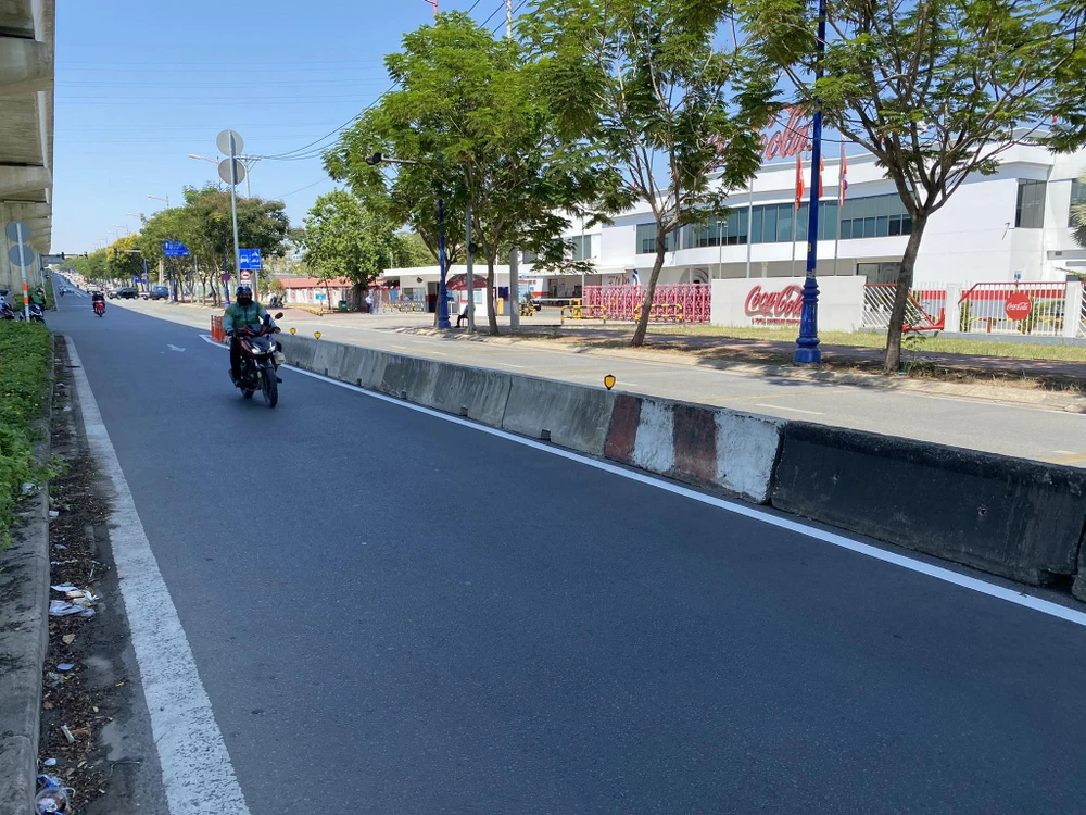 Việc lắp đặt dải phân cách dự kiến sẽ hoàn tất vào đầu tháng 4. lap-dat-dai-phan-cach-5.jpg