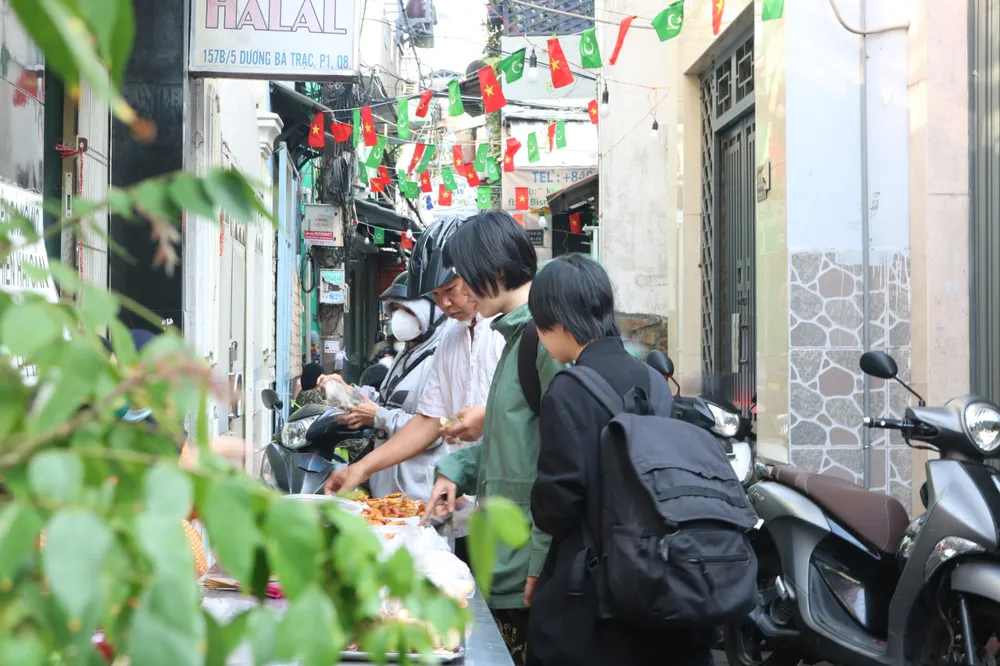 Chợ Hồi giáo thu hút đông đảo người dân, du khách. cho-Hoi-giao-1.jpg