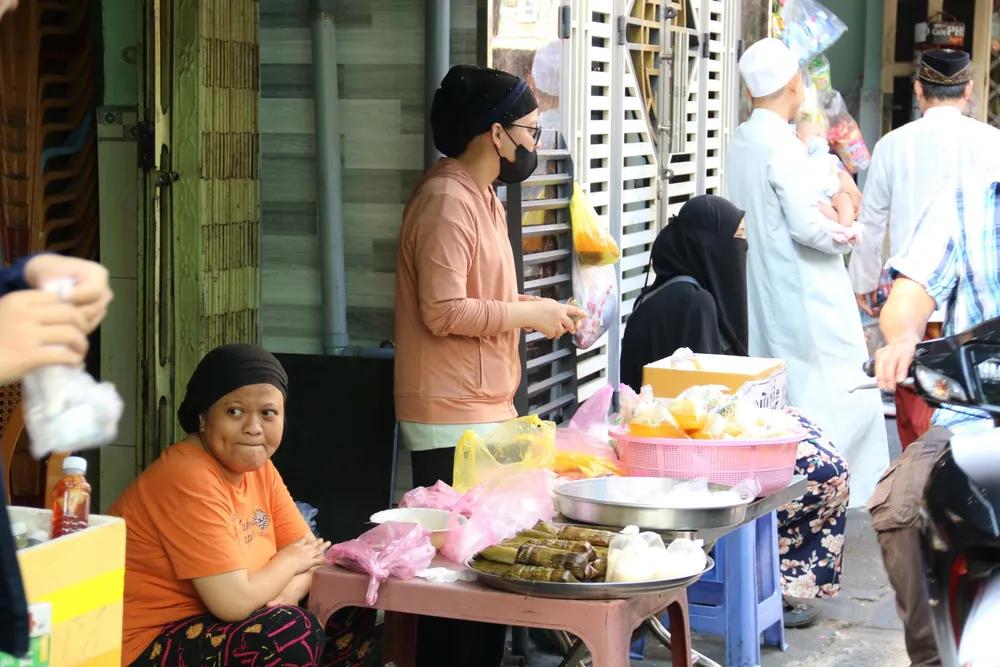 Chợ Hồi giáo có khoảng 20 gian hàng bán các loại thức ăn của người đạo Hồi. cho-Hoi-giao-17.jpg
