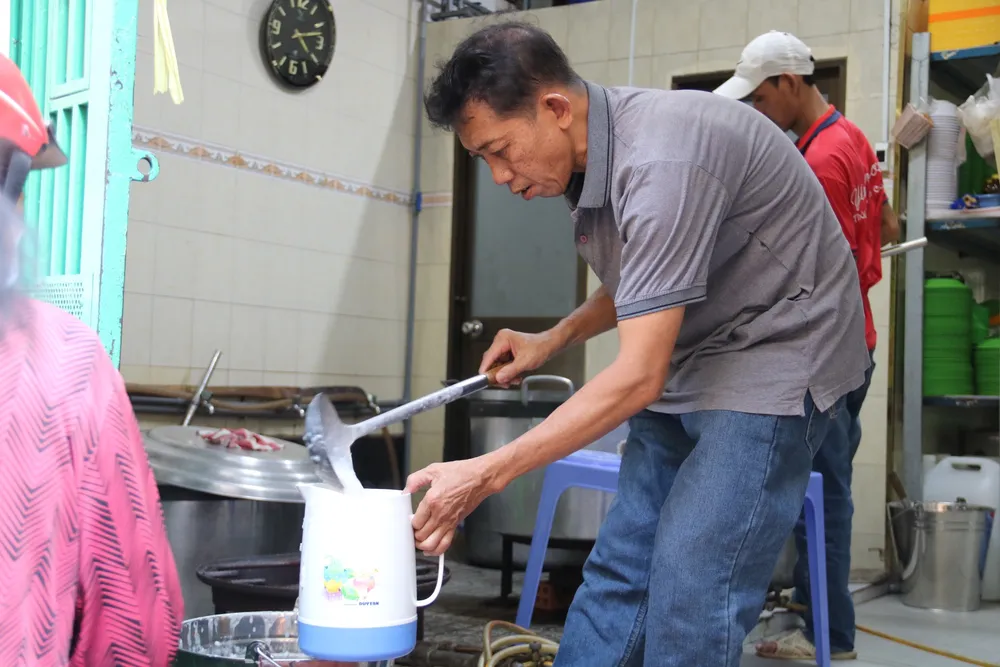 Hoạt động phát cháo từ thiện nằm trong khuôn khổ tháng Ramada. cho-Hoi-giao-5.jpg