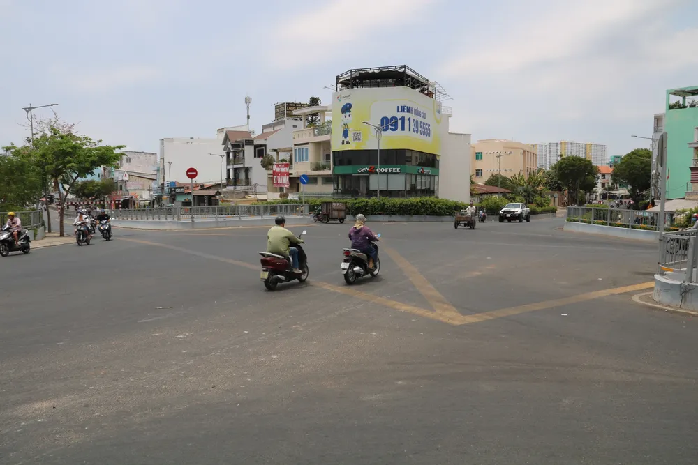 Đại diện Trung tâm Quản lý hạ tầng giao thông đường bộ TP.HCM cho biết đã nắm được thông tin, trong thời gian tới sẽ tiến hành rà soát, kiểm tra giao thông tại ngã tư này. cau-vuot-Pham-Van-Chi-Nguyen-Van-Luong-12.jpg