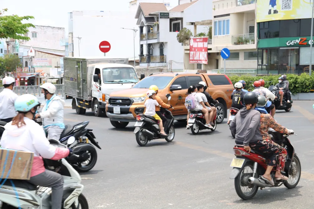 Giao thông tại ngã tư cầu vượt Phạm Văn Chí - Nguyễn Văn Luông phức tạp, lộn xộn. cầu vượt Phạm Văn Chí - Nguyễn Văn Luông