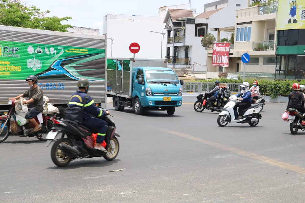 Các phương tiện lưu thông từ đường Nguyễn Văn Luông và Phạm Văn Chí thường xuyên đối đầu nhau trên cầu. cau-vuot-Pham-Van-Chi-Nguyen-Van-Luong-15.jpg