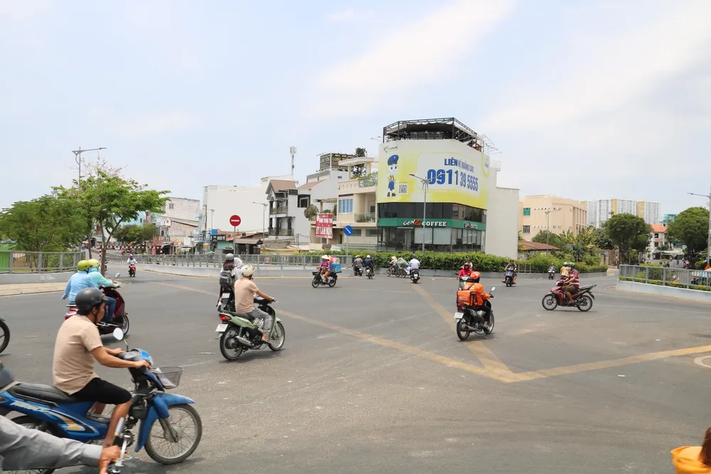 Toàn cảnh ngã tư cầu vượt đường Phạm Văn Chí - Nguyễn Văn Luông không có đèn tín hiệu giao thông. cau-vuot-Pham-Van-Chi-Nguyen-Van-Luong-17.jpg