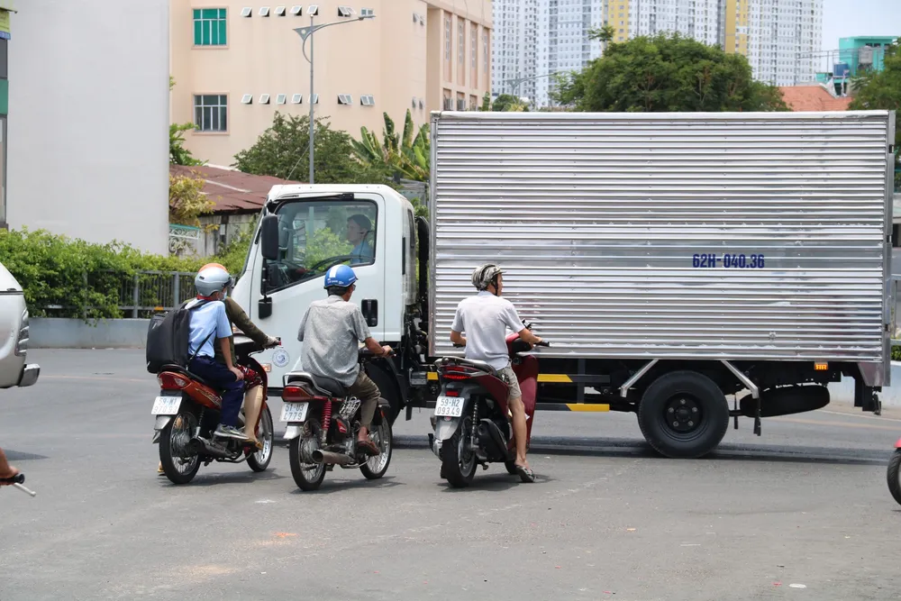 Hình ảnh lặp đi lặp lại tại ngã tư. cau-vuot-Pham-Van-Chi-Nguyen-Van-Luong-2.jpg