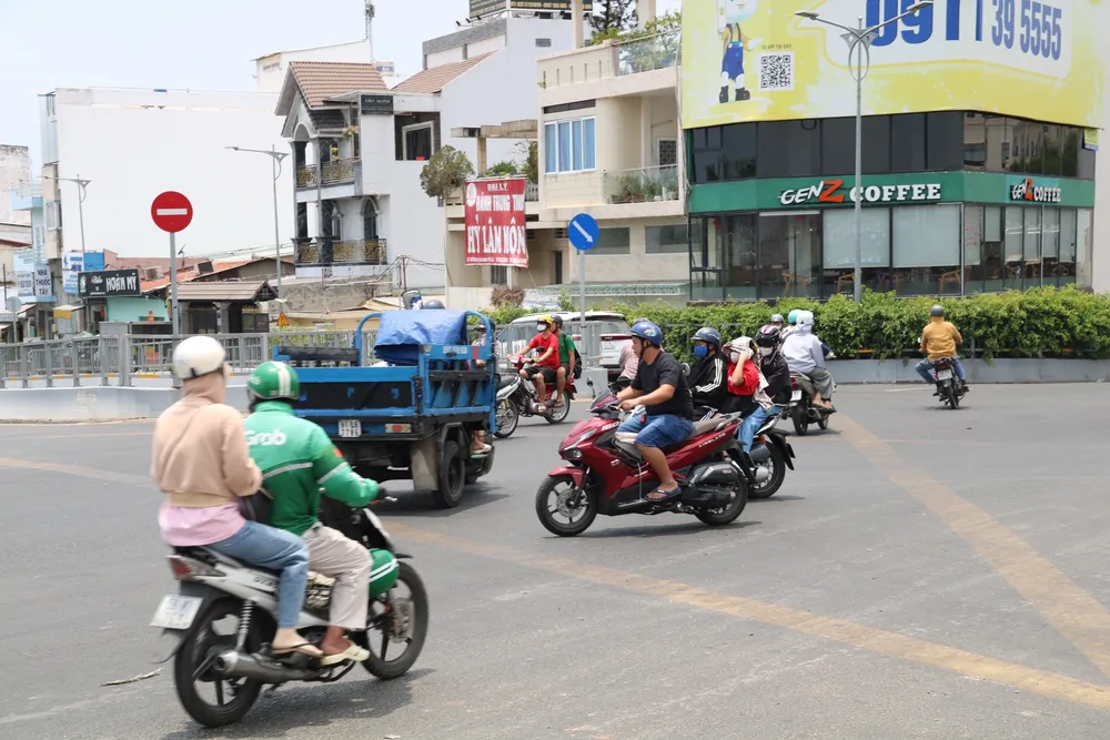Trong chưa đầy 15 phút, PV PLO ghi nhận được nhiều trường hợp phương tiện lưu thông lộn xộn. cau-vuot-Pham-Van-Chi-Nguyen-Van-Luong-5.jpg