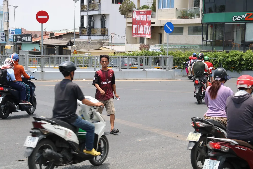 Nhiều người đi bộ cũng gặp khó khăn khi muốn băng qua đường. cau-vuot-Pham-Van-Chi-Nguyen-Van-Luong-7.jpg
