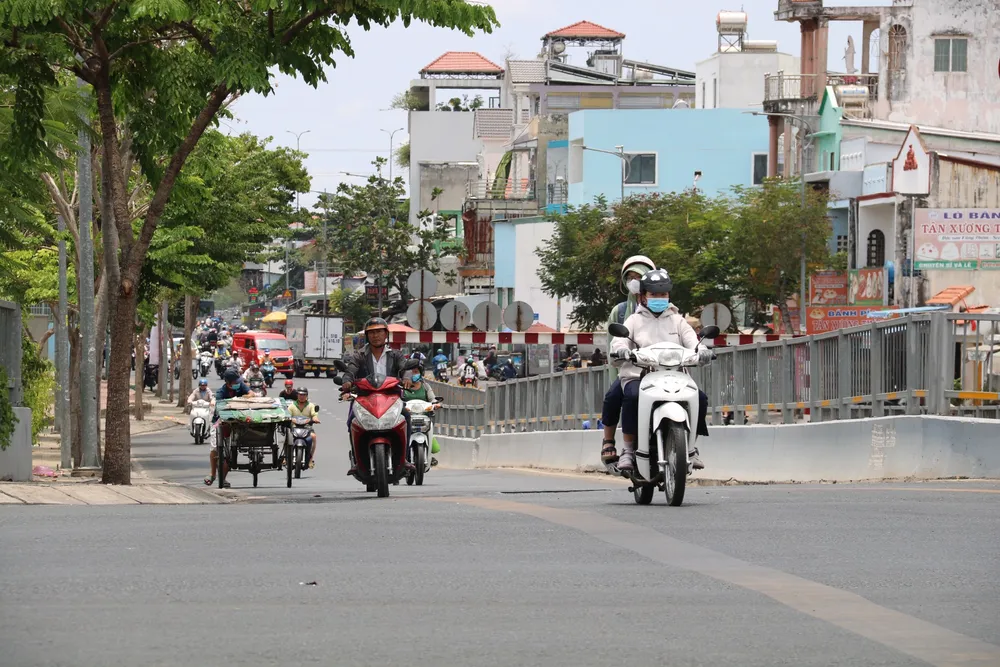 Mật độ phương tiện lưu thông từ đường Nguyễn Văn Luông lên cầu vượt tương đối cao. cau-vuot-Pham-Van-Chi-Nguyen-Van-Luong.jpg