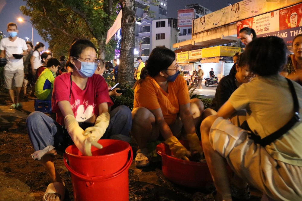 Có khoảng 4-5 tình nguyện viên túc trực rửa bát. mi-go-0-dong-15.jpg