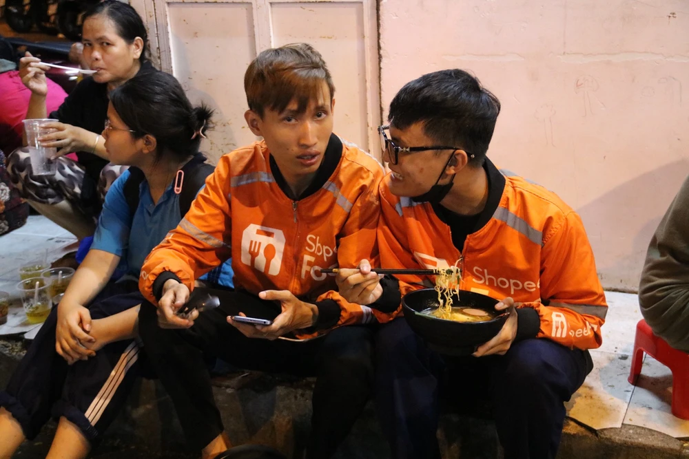 Nhiều khách hàng vui vẻ ghé ăn mì sau một ngày đi làm vất vả. mi-go-0-dong-19.jpg