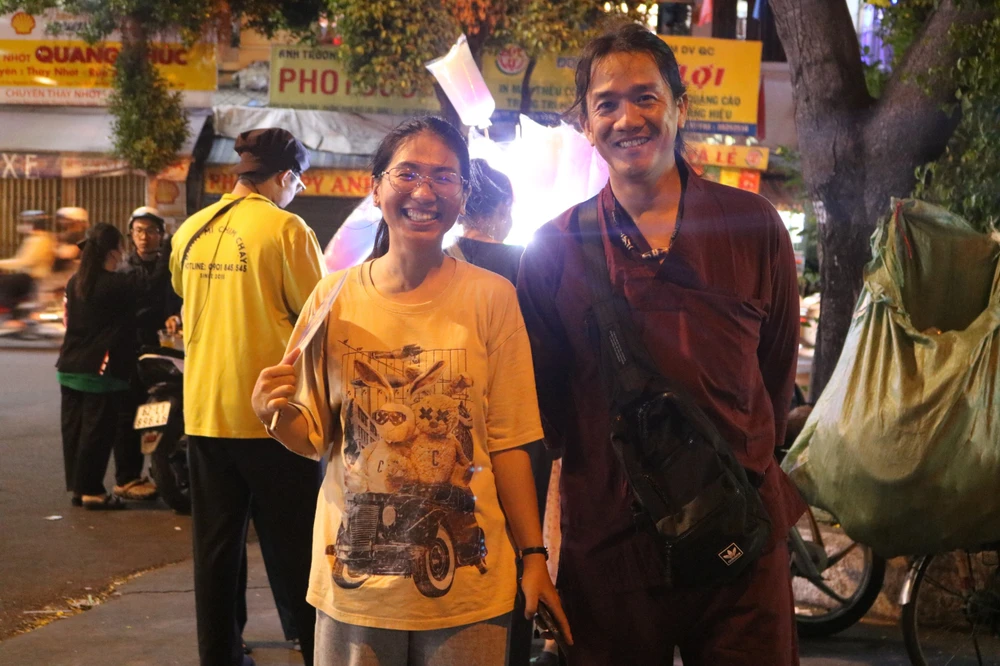 Anh Trần Thanh Long (bên phải) - trưởng nhóm thiện nguyện Nhất Tâm. mi-go-0-dong-28.jpg
