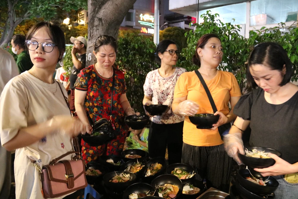 Mỗi đêm, nhóm thiện nguyện Nhất Tâm huy động hàng chục tình nguyện viên phục vụ bà con. mi-go-0-dong-3.jpg