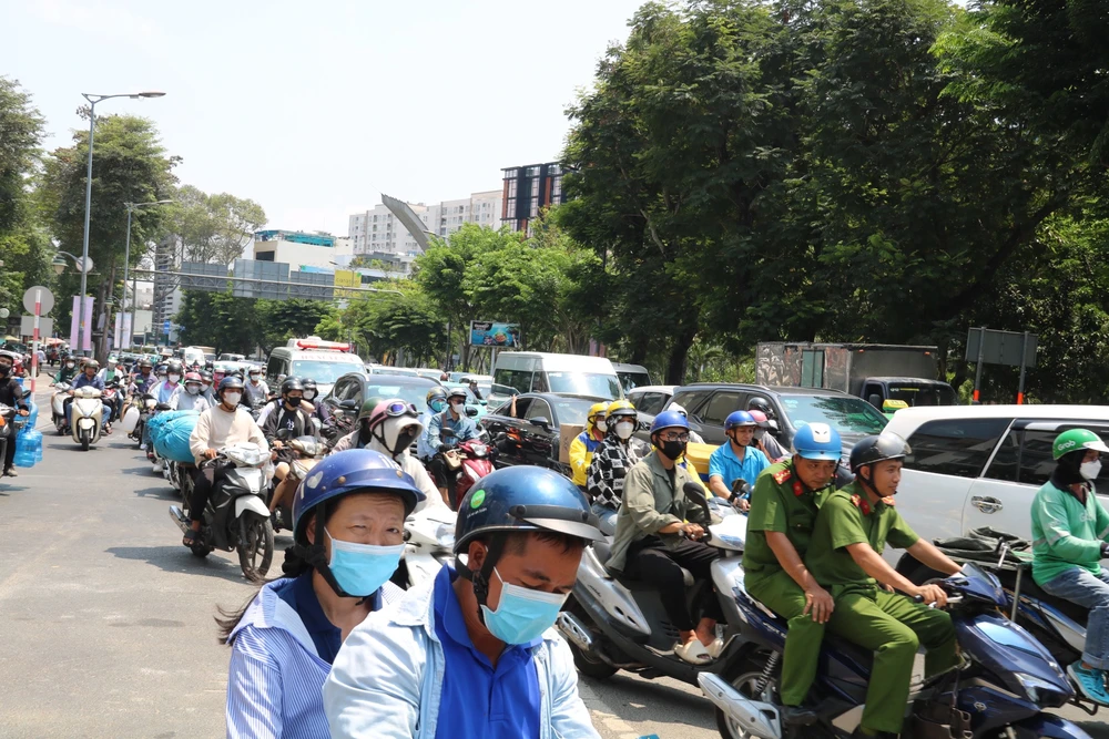 Sau khi mở rộng rào chắn để thi công trên đường Trần Quốc Hoàn, khu vực này thường xuyên ùn ứ. cau-vuot-tam-15.jpg