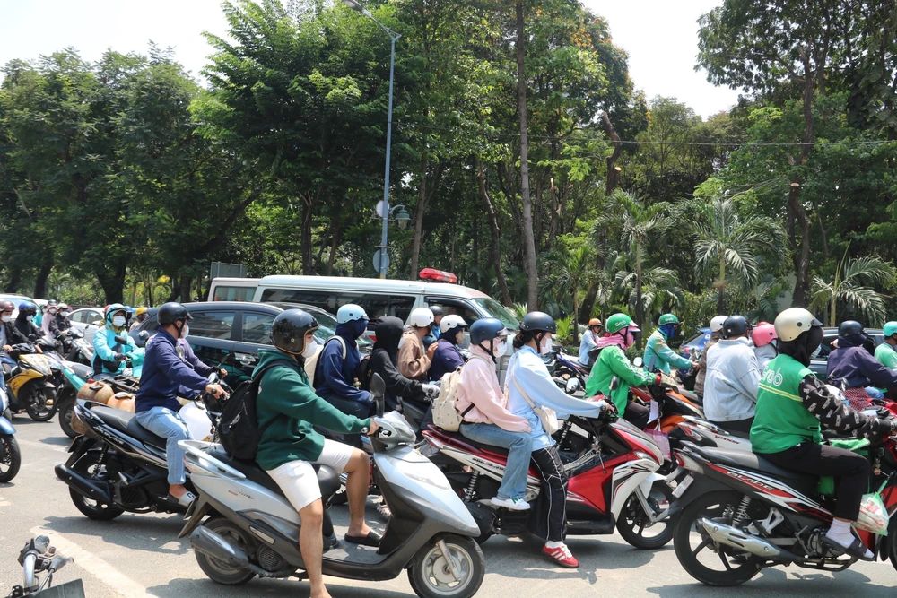 Hiện lòng đường Trần Quốc Hoàn thu hẹp từ 5 làn xe xuống 3 làn xe. cau-vuot-tam-16.jpg