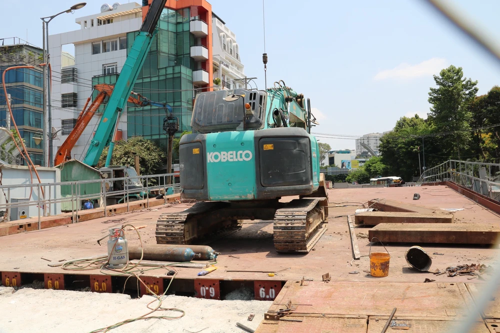 Cầu nằm trên đường Trần Quốc Hoàn, phía đường Thăng Long. cau-vuot-tam-22.jpg