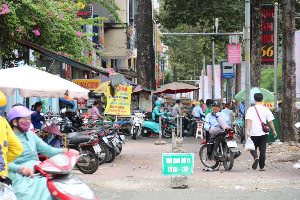 Khu vực xung quanh bệnh viện Trưng Vương sẽ thu phí vỉa hè trông giữ xe 2 bánh. thu phí vỉa hè