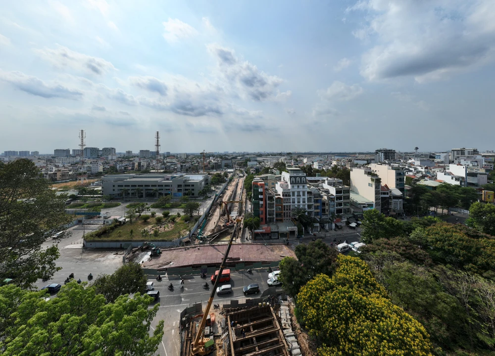 Cầu vượt tạm thứ nhất đã thành hình. cầu vượt tạm