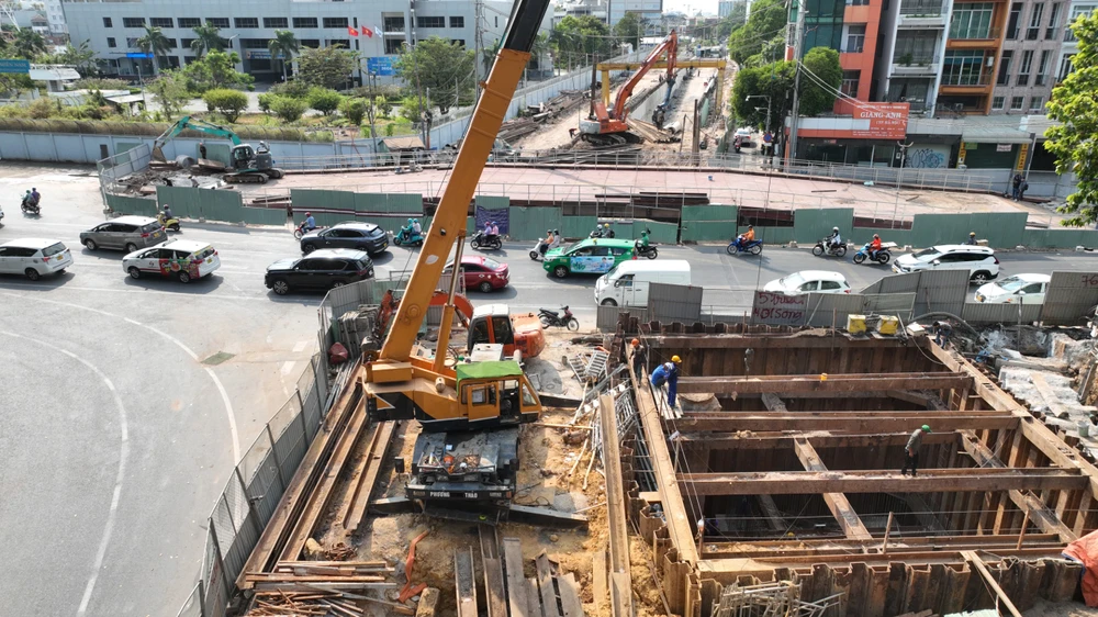 Cuối tuần này, các phương tiện sẽ được lưu thông qua cầu. cau-vuot-tam-29.jpg