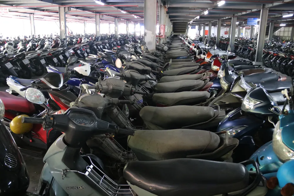 Lượng xe bỏ lại ở Bến xe Miền Tây ngày càng gia tăng. Ảnh: NHƯ NGỌC bỏ xe lại ở Bến xe Miền Tây