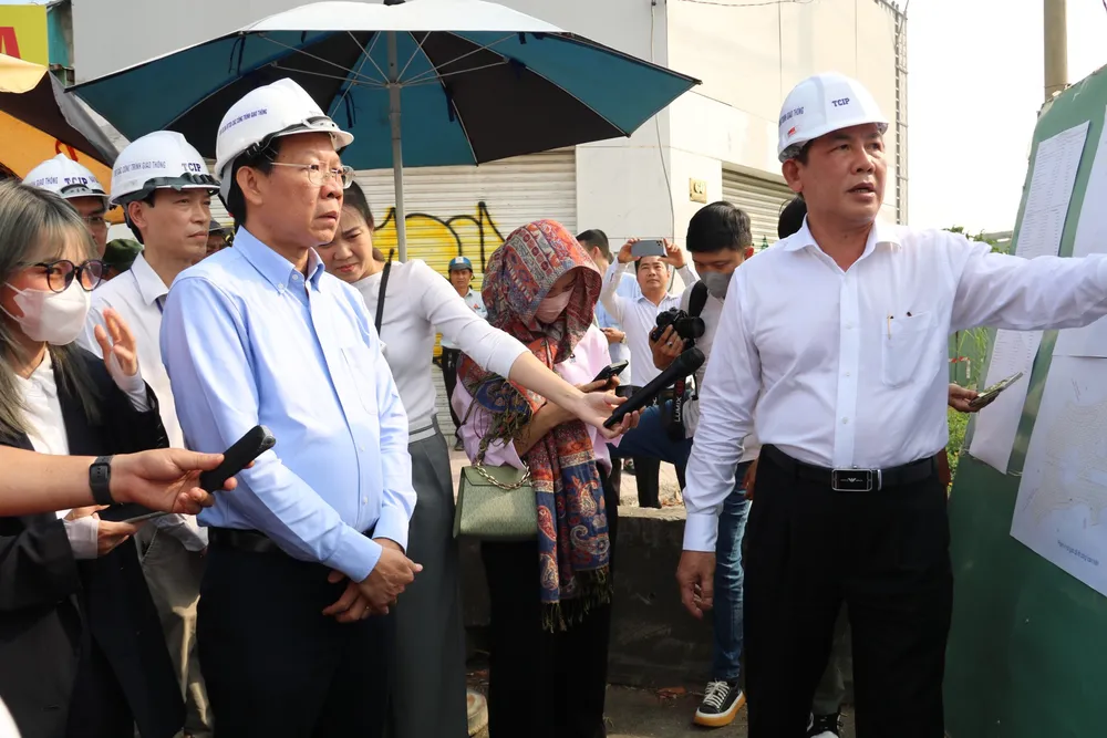 Ông Phúc báo cáo tiến độ dự án Lương Định Của. nút giao An Phú