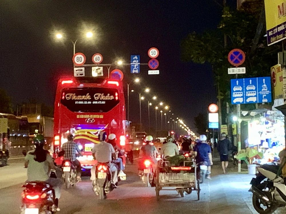 Nhà xe Thanh Thảo đón khách lúc 19 giờ trên quốc lộ 1, đoạn qua quận Bình Tân. xe-du-ben-coc-1.jpg