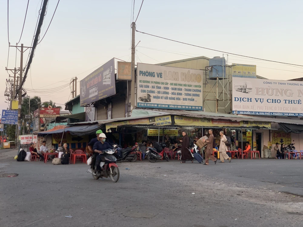 Hành khách vừa xuống xe, lỉnh kỉnh đồ tiếp tục di chuyển. xe-du-ben-coc-5.jpg