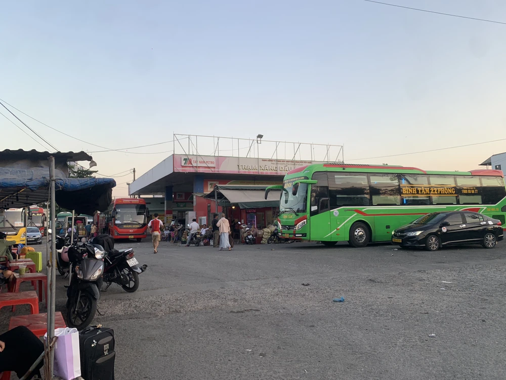 Cây xăng Quốc Phong tập trung nhiều hành khách, xe khách. xe-du-ben-coc-6.jpg