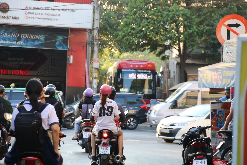Một xe khách xuất phát từ bãi xe số 397. xe dù bến cóc