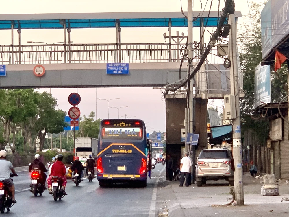 Xe khách Trí Hà đón khách lên xe trên quốc lộ 1, phường Tam Bình, TP Thủ Đức. xe-du-ben-coc-8.jpg