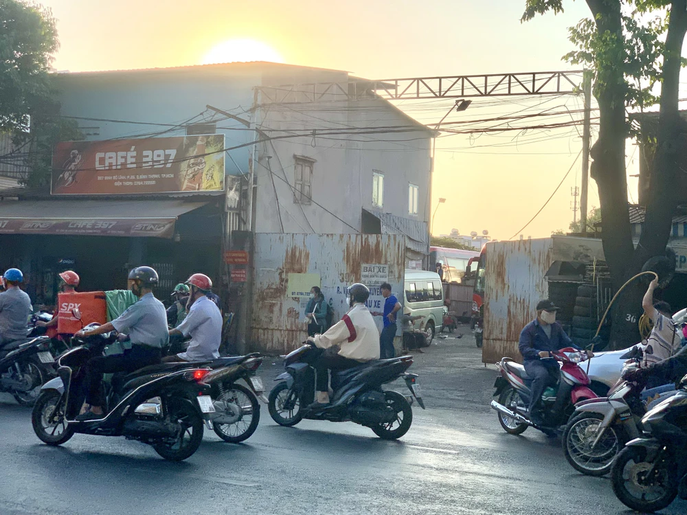 Bãi xe thường xuyên đóng kín cửa. xe-du-ben-coc-9.jpg